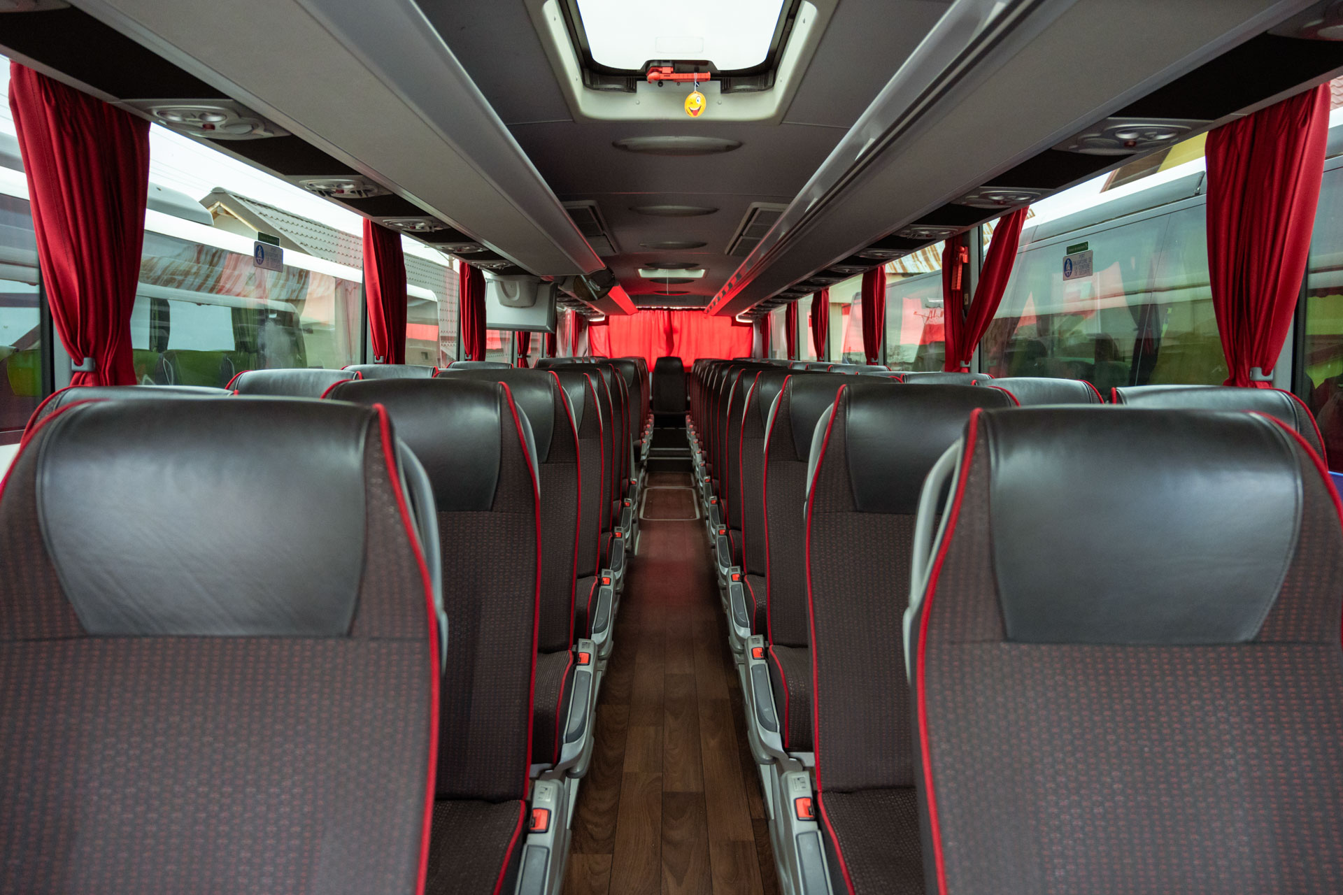Interior autocar CFL Mercedes – transport premium pentru grupuri și evenimente speciale Interior modern autocar CFL cu scaune confort VIP, ideal pentru transport corporate, turism, transferuri business și evenimente.