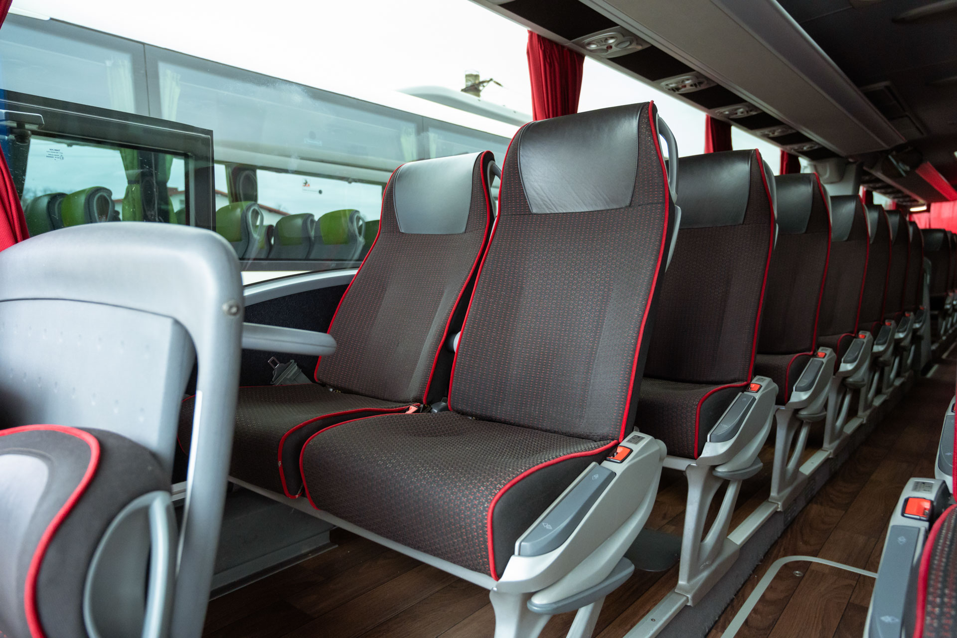 Interior autocar CFL Mercedes – transport premium pentru grupuri și evenimente speciale Interior modern autocar CFL cu scaune confort VIP, ideal pentru transport corporate, turism, transferuri business și evenimente.