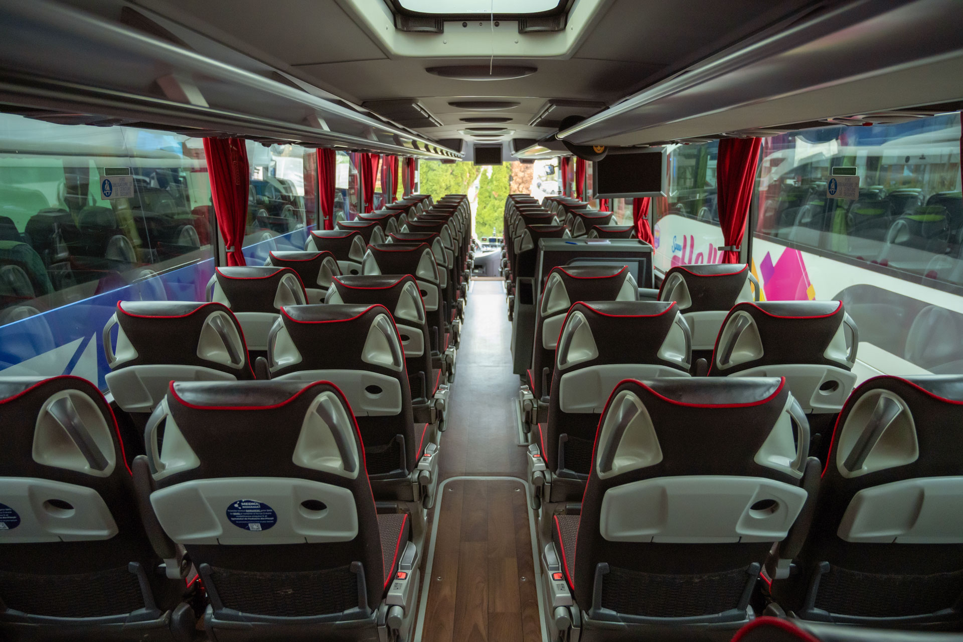 Interior autocar CFL Mercedes – transport premium pentru grupuri și evenimente speciale Interior modern autocar CFL cu scaune confort VIP, ideal pentru transport corporate, turism, transferuri business și evenimente.