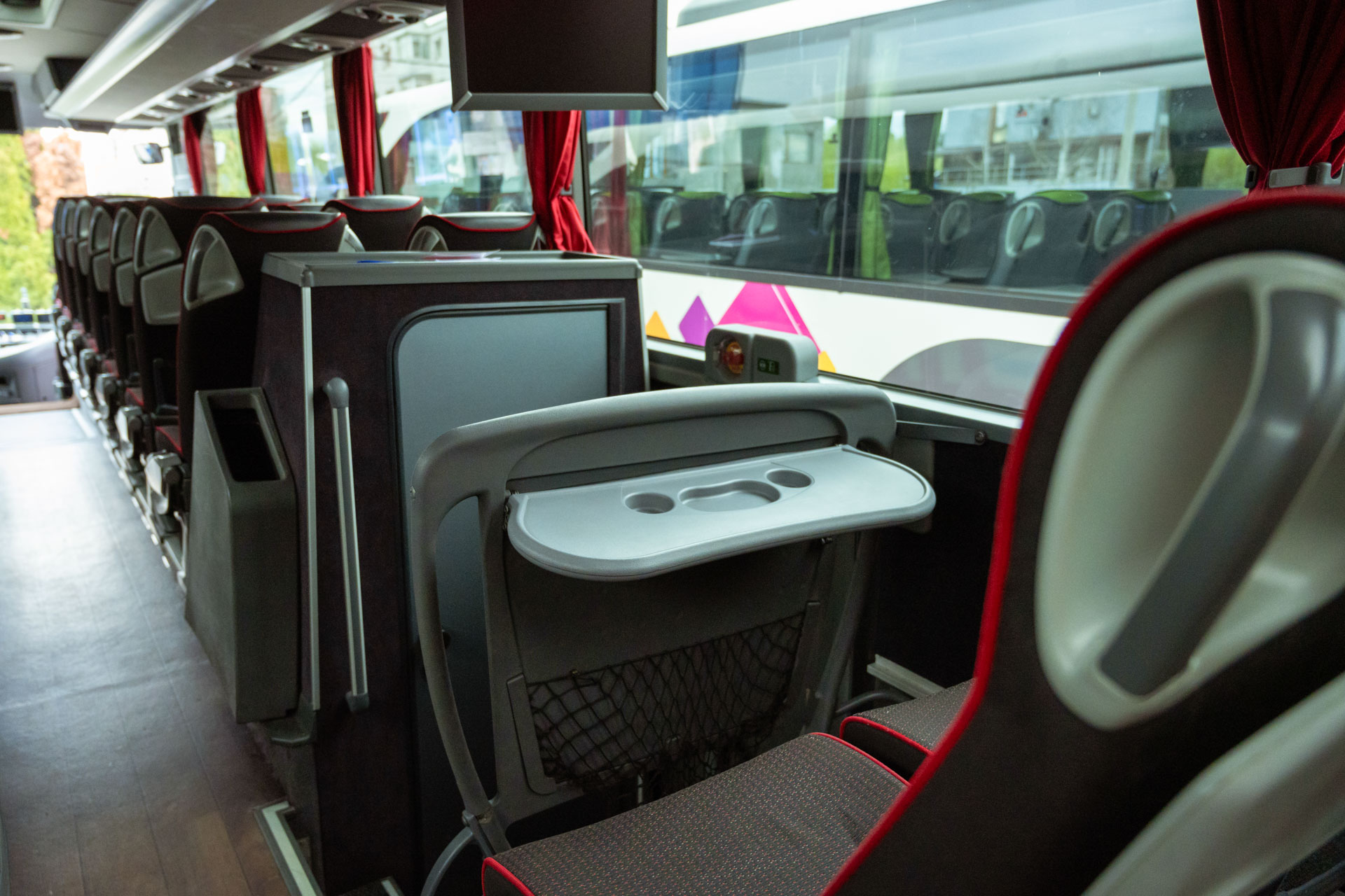 Interior autocar CFL Mercedes – transport premium pentru grupuri și evenimente speciale Interior modern autocar CFL cu scaune confort VIP, ideal pentru transport corporate, turism, transferuri business și evenimente.